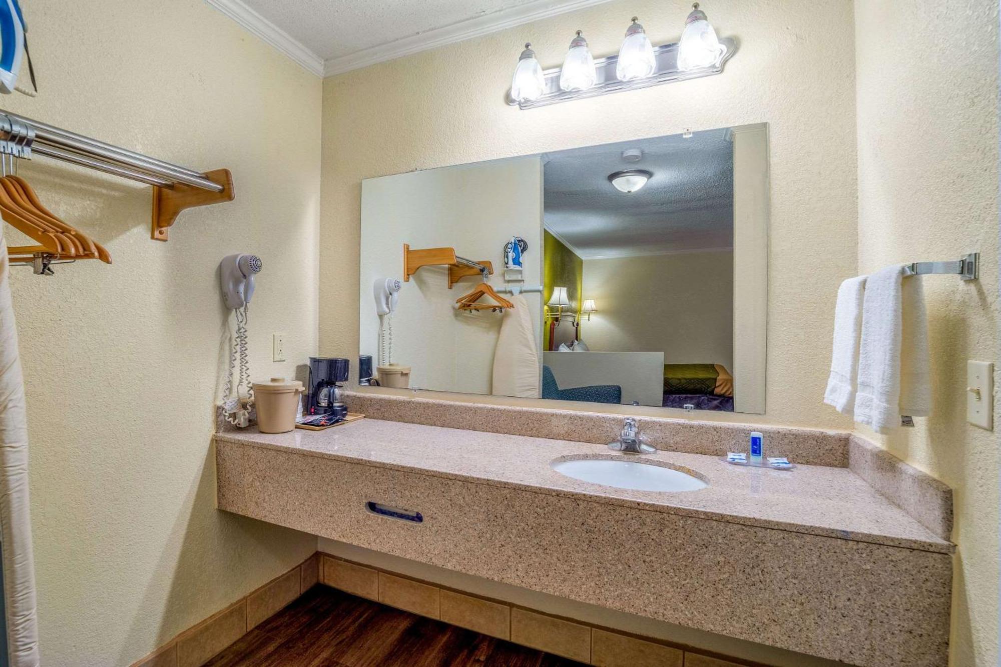 Rodeway Inn & Suites Fort Jackson Κολούμπια Εξωτερικό φωτογραφία